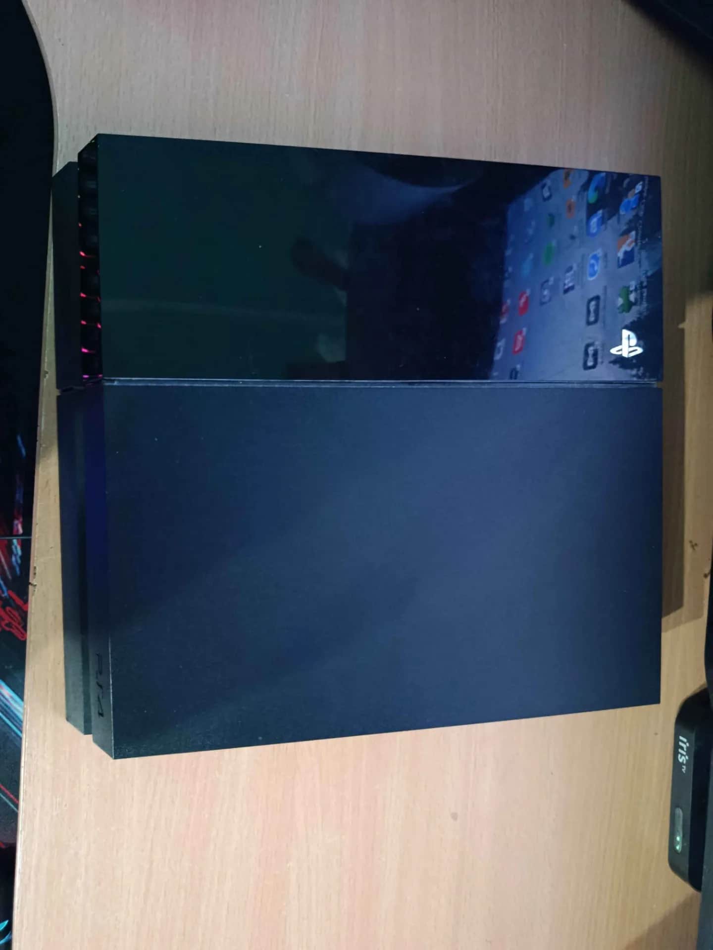 PS 4 500GB 2 Kontroleri + 4 igre